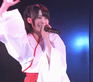 巫女コスプレをしてブラジャーが見えてしまったAKB48の佐々木優佳里