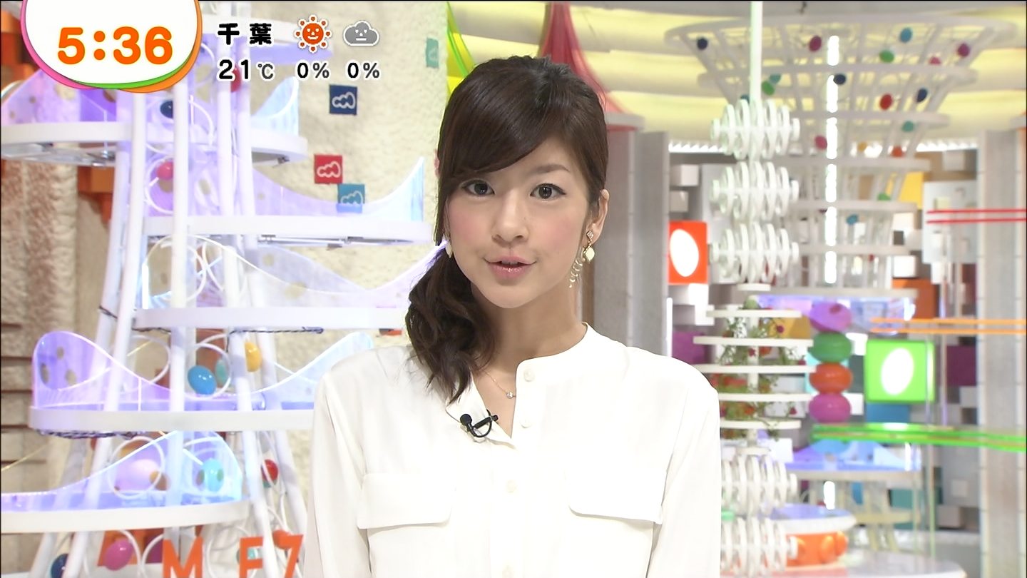 白いトップスで髪を横に一つで結びニュースを読むアナウンサー、生野陽子