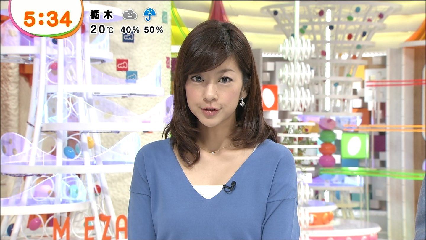 水色のトップスでニュースを読むアナウンサー、生野陽子