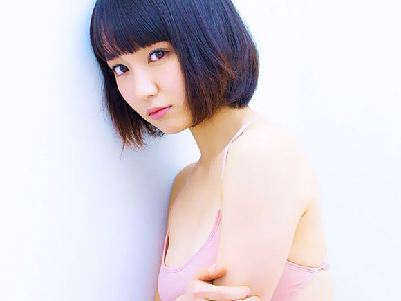 吉岡里帆(２３) ピンク色のレオタード風ワンピ水着。