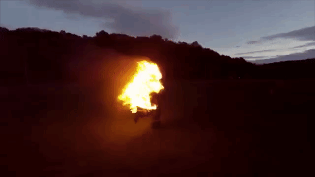 【動画】　これが本当の「炎のランナー」。火だるまで走るギネス記録！！